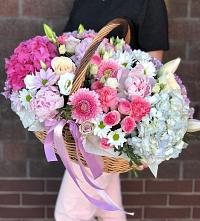Цветочная композиция из Розы, Хризантемы, Пионы и Лизиантусы в корзине в Средней Елюзани