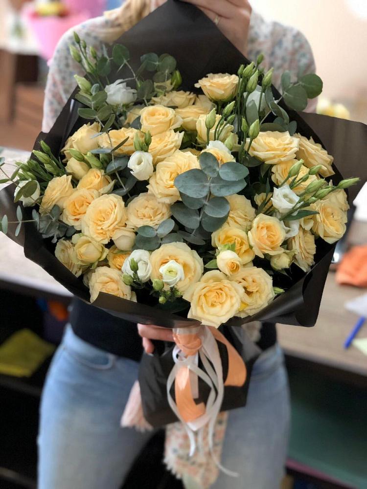 Букет цветов из: Розы и Лизиантусы в Средней Елюзани