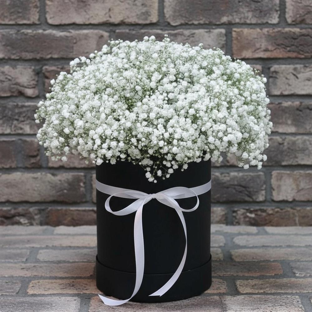 Цветочная композиция из Гипсофила в шляпной коробке в Средней Елюзани