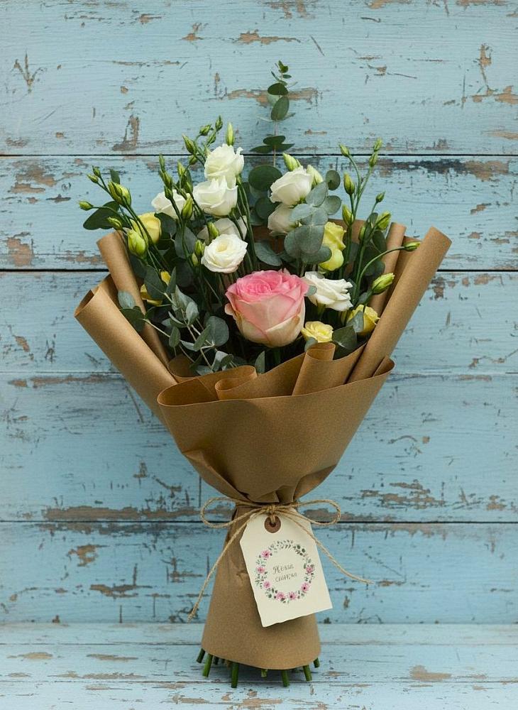 Букет цветов из: Розы и Лизиантусы в Средней Елюзани