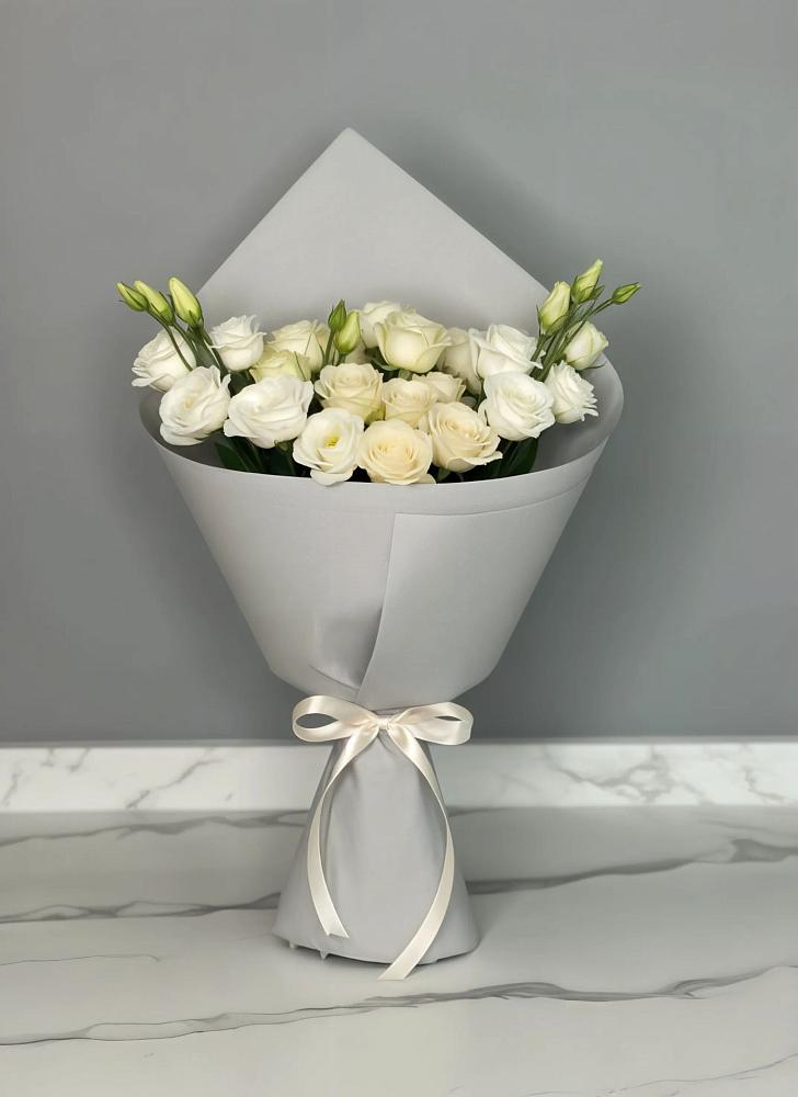 Букет цветов из: Розы и Лизиантусы в Средней Елюзани