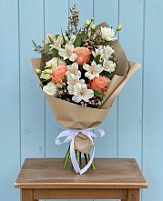 Букет цветов из:  Альстромерии, Лизиантусы, Розы и Хризантемы в Средней Елюзани