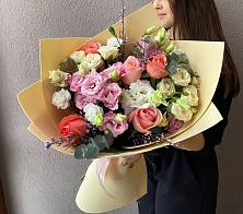 Букет цветов из:  Розы, Лизиантусы и Гвоздики #REPLACE_PRED# Средней Елюзани