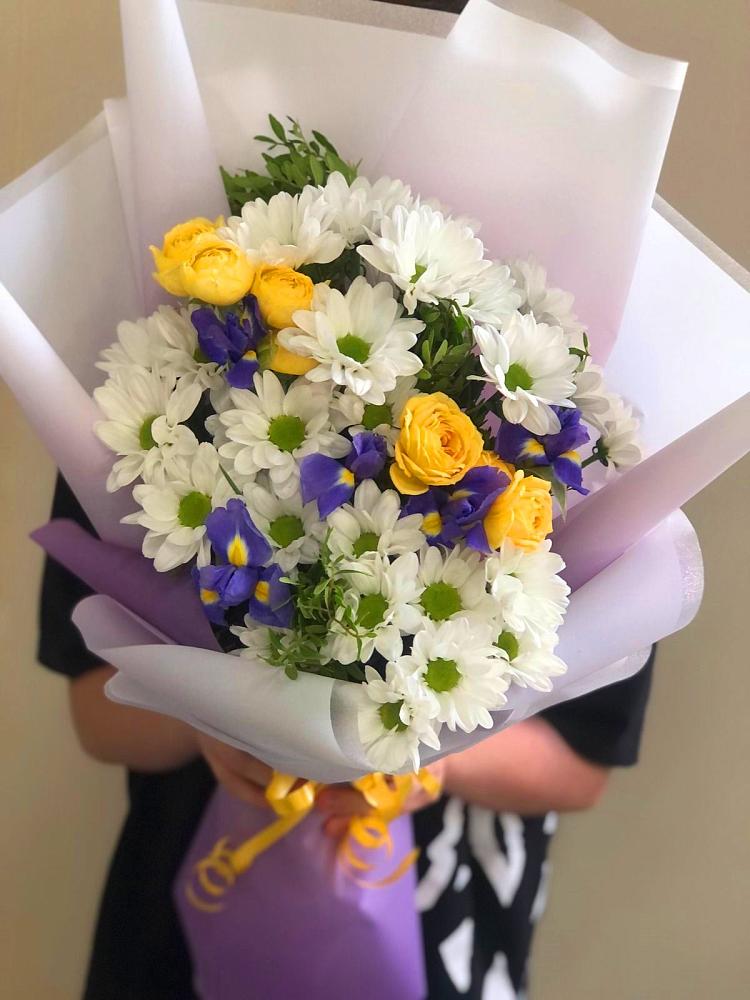 Букет цветов из: Ирисы, Хризантемы и Розы в Средней Елюзани