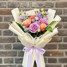 Букет цветов из:  Лизиантусы и Розы в Средней Елюзани