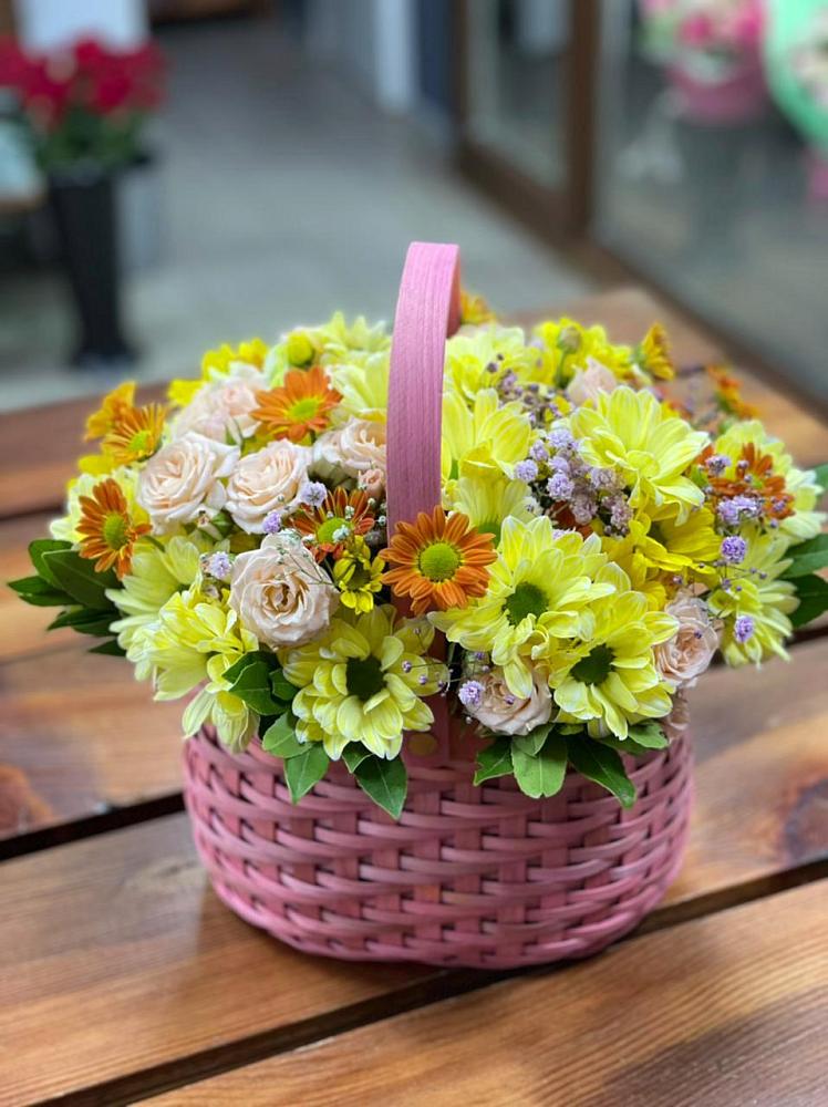 Цветочная композиция из Хризантемы и Розы в корзине в Средней Елюзани