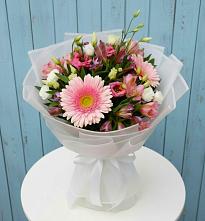 Букет цветов из:  Герберы, Альстромерии и Лизиантусы #REPLACE_PRED# Средней Елюзани