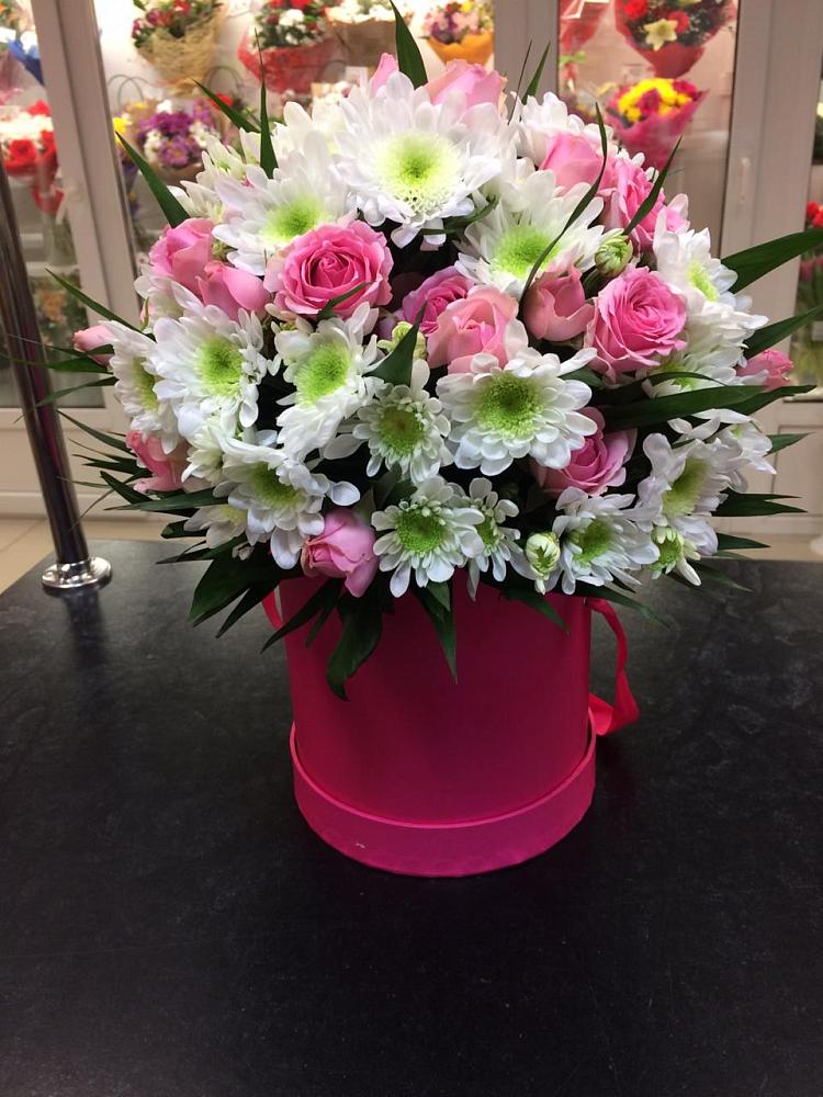 Цветочная композиция из Розы и Хризантемы в шляпной коробке в Средней Елюзани