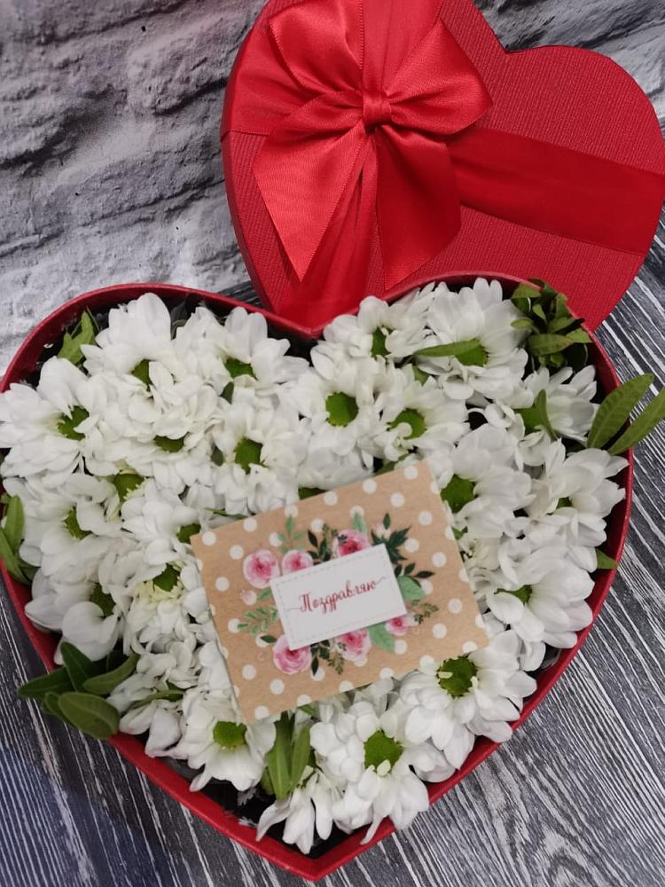 Цветочная композиция из Хризантемы в виде сердца в Средней Елюзани