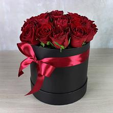 Цветочная композиция из Розы в шляпной коробке в Средней Елюзани
