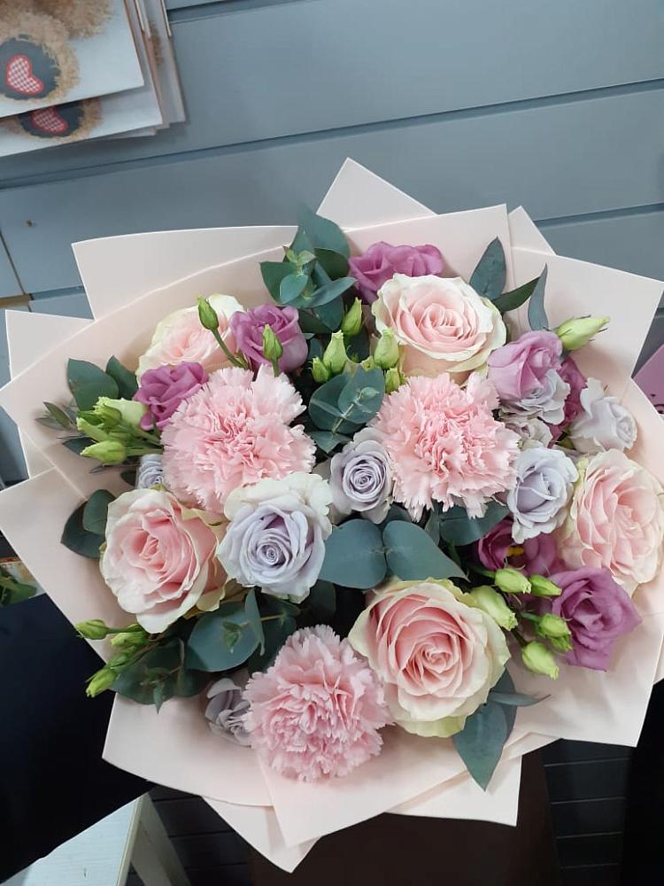 Букет цветов из: Розы, Гвоздики и Лизиантусы в Средней Елюзани