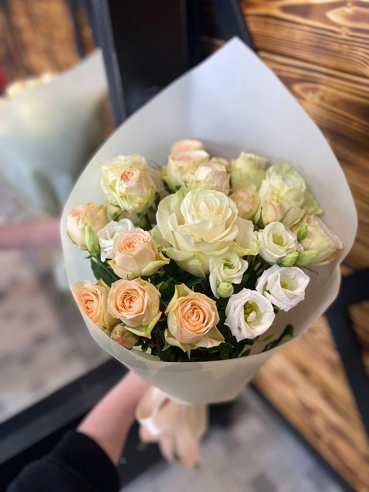 Букет цветов из: Розы и Лизиантусы в Средней Елюзани